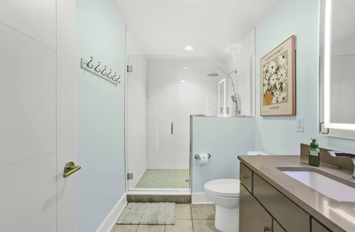 Hadley - Washington Condo | HausTN Studio - 3 Miles to Broadway with Free Reserved Parking!