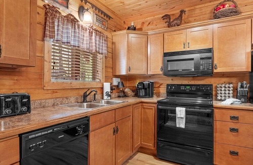 Branson Cedars Cabin | Hawk Hollow Log Cabin Hot Tub Near Thunder Ridge Sleeps 10