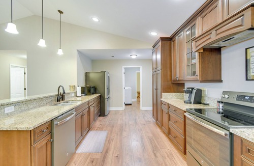 Putnam Hall House | Hawthorne Vacation Rental w/Access to Cue Lake