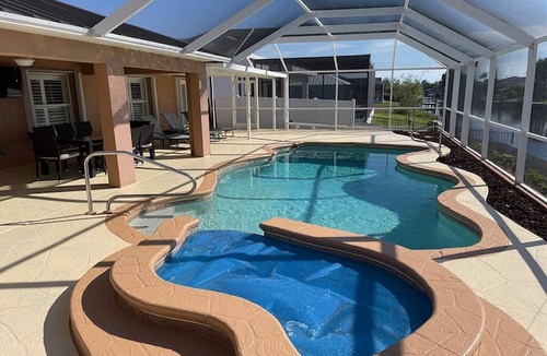 Pelican Villa | HD Smart TV's, Kayaks, Pool & Spa, WIFI, Gulf Access, E-Dart Board, Bar, Grill