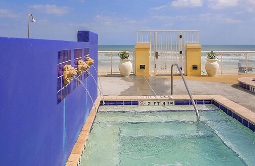 Ormond Shores Condo | Hear the Atlantic waves in this Studio resort apt in Ormond Beach with vacation amenities