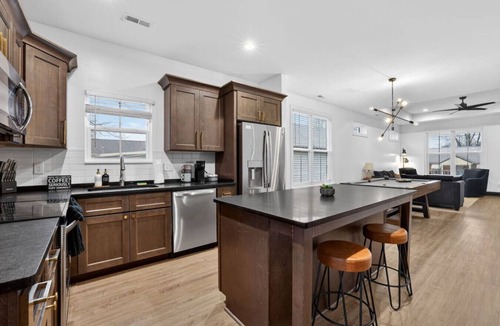 Chattanooga House | Heart of Downtown Chattanooga | Sleeps 8 | Pool Table