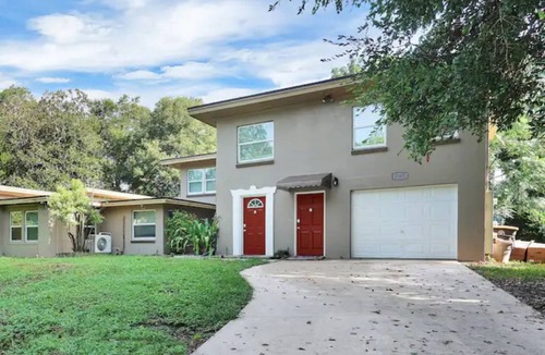 Lakeshore South House | Heart of the City Townhouse, 3 Queens, Laundry