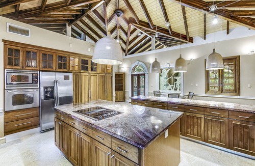 Coconut Grove House | Heart ofCoconut Grove across from Green streetsRestaurant inCamp Biscayne