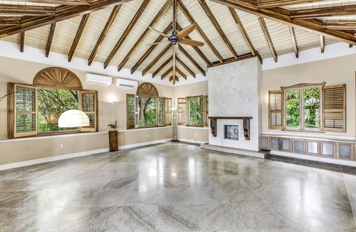 Coconut Grove House | Heart ofCoconut Grove across from Green streetsRestaurant inCamp Biscayne