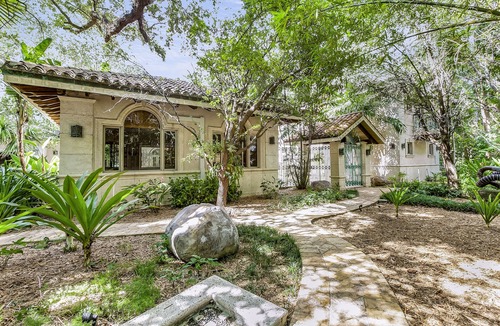 Coconut Grove House | Heart ofCoconut Grove across from Green streetsRestaurant inCamp Biscayne