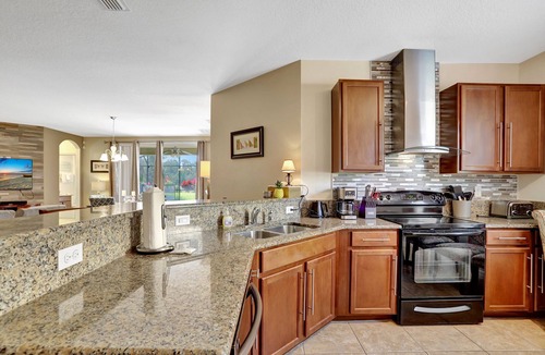 Calabria House | Heatable pool and Spa, propane grill, 3 King beds, 4 Twins, TV each bedroom