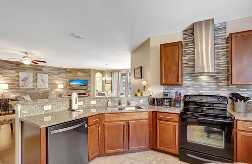 Calabria House | Heatable pool and Spa, propane grill, 3 King beds, 4 Twins, TV each bedroom