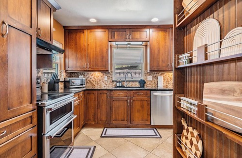Beach Park House | Heated pool, arcade, 6 TVs, 4-bedroom house with AC, WiFi in brilliant Tampa