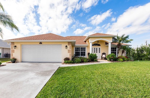 Englewood East House | -Heated Pool-Arcade/Games-Bar-Fenced Yard-BBQ-6 Mi to Beach-