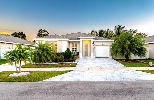Homestead House | Heated Pool Family Retreat- Games, Everglades, Keys