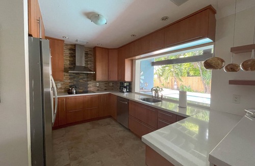 Ludlam House | Heated pool, King beds, full outdoor kitchen, gate, blocks from highway exit.