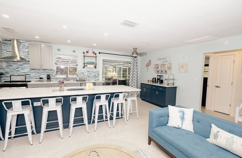 Yacht Club House | Heated Pool, Lanai, Bikes & Beach Gear, Near Beach, Dog Friendly, Fully Stocked