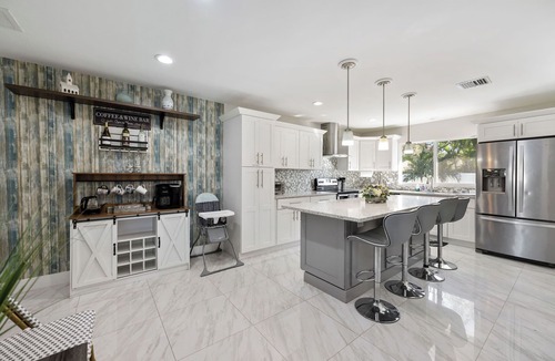 Lighthouse Point House | Heated Pool - Sleeps 12 - Close to Beach - King bed - Pet Friendly