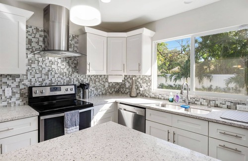 Lighthouse Point House | Heated Pool - Sleeps 12 - Close to Beach - King bed - Pet Friendly