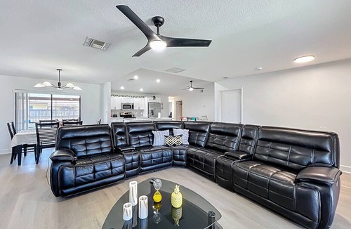Orlando House | Heated Pool & Spa | King Suite| 13 Min to Disney