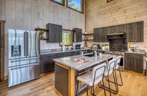 Blue Ridge Cabin | Heated Pool, Spa, Mountain Views, 5 Kings, Close to Downtown