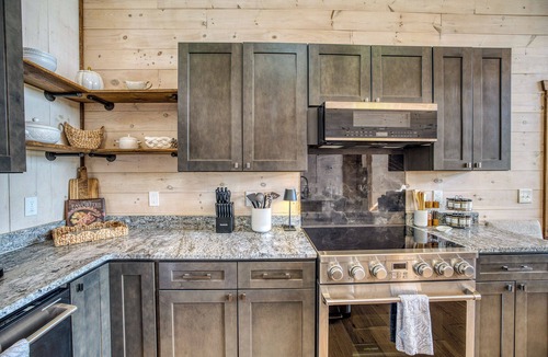 Blue Ridge Cabin | Heated Pool, Spa, Mountain Views, 5 Kings, Close to Downtown