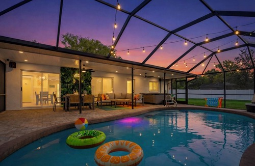 Sarasota House | 🔥 Heated Pool + Spa Sleeps 10+ Minutes to Siesta Key