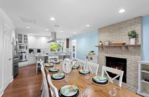Palma Sola House | Heated Pool, Splash Pad & Pickleball — 18 Guests