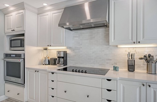 Bay Isle House | Hemingway House – Serene Siesta Key Getaway with Heated Pool, Pizza Oven