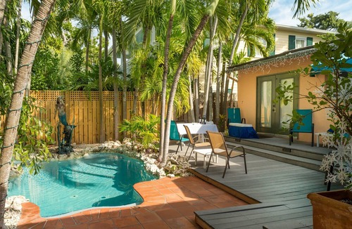 White Street Gallery District Apartment | Hemingway Retreat Suite at Suite Dreams Inn