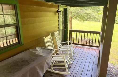 Hiawassee Cabin | Hemlock Cabin, a small cozy stay on the Hiawassee