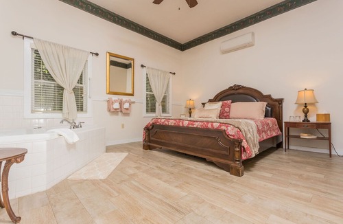 Micanopy Cabin | Herlong Mansion Bed and Breakfast Inn - Carriage House