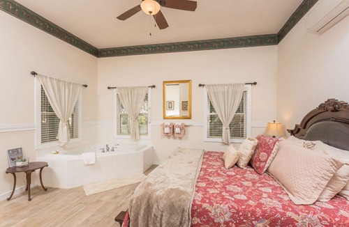 Micanopy Cabin | Herlong Mansion Bed and Breakfast Inn - Carriage House