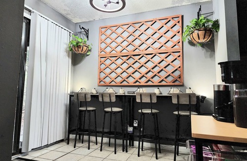 North Charleston House | 🦾HI-TEK MANOR 2🤖Central Location🗣️ Two 75in 4k LED TV'S🚀1GB internet🖥️