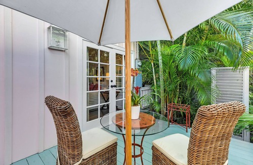 Historic Seaport Cottage | ~Hibiscus Cottage~ Adults Only cottage near Duval with shared pool