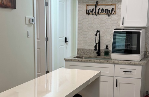 Riverdale House | Hibiscus House: 1 bedroom fully equipped house Riverdale with HVAC.
