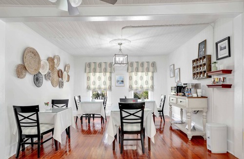 Fort Myers River District House | Hibiscus House Bed & Breakfast Inn Turtle Room Bed-ADA