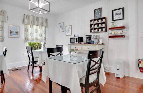 Fort Myers River District House | Hibiscus House Bed & Breakfast Inn Turtle Room Bed-ADA