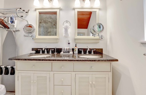 Fort Myers River District House | Hibiscus House Bed & Breakfast Inn Turtle Room Bed-ADA