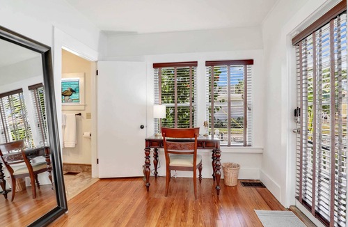 Fort Myers River District House | Hibiscus House Bed & Breakfast Inn Parrot Room