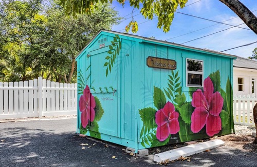 Fort Myers River District House | Hibiscus House Bed & Breakfast Inn Parrot Room