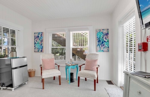 Fort Myers River District House | Hibiscus House Bed Breakfast Inn Flamingo Suite