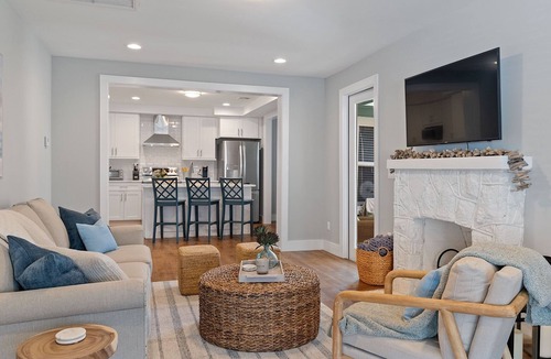 Parrot Cove House | Hibiscus Housen2/2 walking distance to the beach and Lake Ave