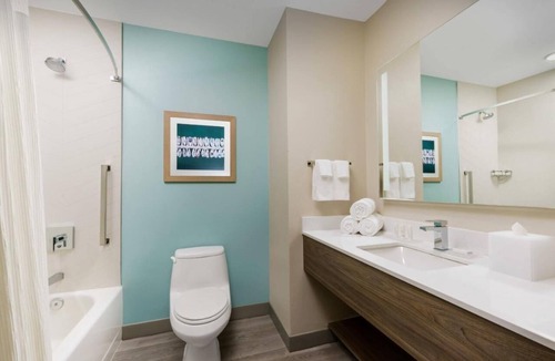 Marathon Hotel | Hidden Gem! 4 Amazing Units, Outdoor Pool, Free Breakfast, On-Site Bar