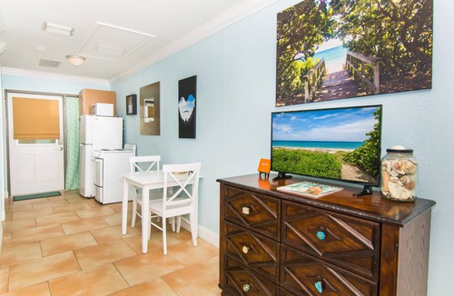 Juno Beach House | Hidden Gem. Steps to Beach. Long/Short Term. Pet friendly.