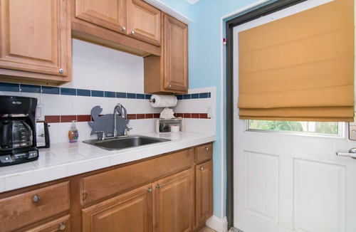 Juno Beach House | Hidden Gem. Steps to Beach. Long/Short Term. Pet friendly.