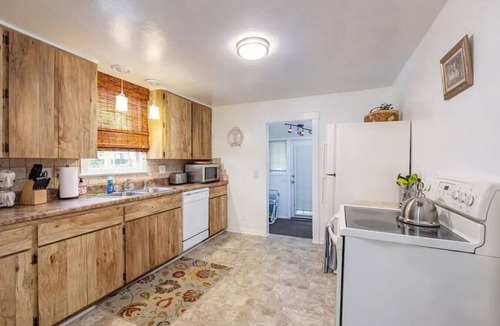 Largo Cottage | Hidden Oasis #1, just a few minutes to the beaches