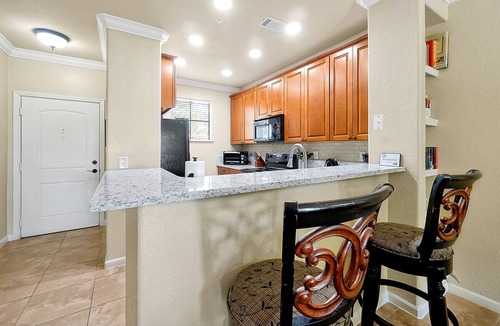 Wellington Apartment | Hidden Paradise in Bella Piazza | Lake View