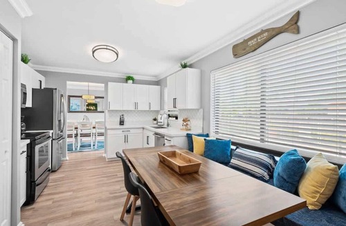 Dania Beach House | High ceilings *5 min to FLL* pool & game room!
