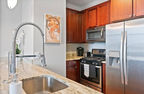 Olde Kensington Apartment | High-End 1BR w/Rooftop Amenities