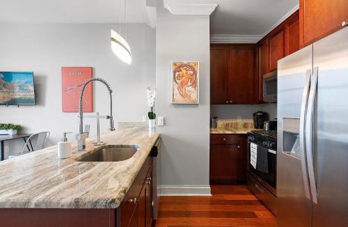 Olde Kensington Apartment | High-End 1BR with Rooftop Amenities