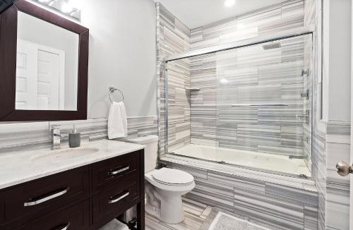 Olde Kensington Apartment | High-End 1BR with Rooftop Amenities