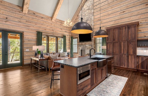 East Ellijay Cabin | High-end custom cabin that sits on the Cartecay River, hot tub, firepit