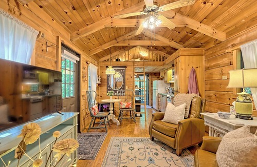 Highlands Cabin | Highlands Hideaway-A Pet Friendly Couples Retreat